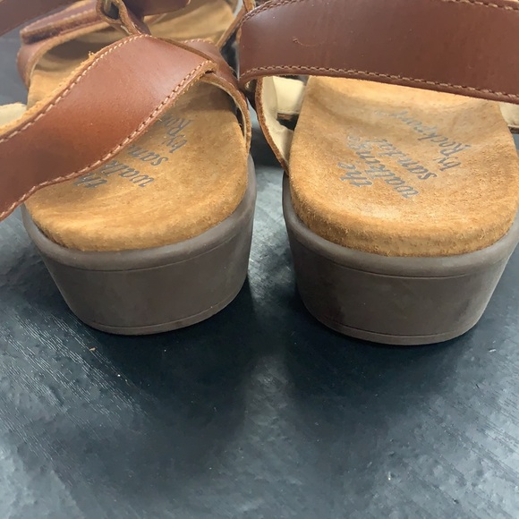 The Walking Sandal by Rockport. - Picture 5 of 6